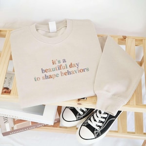 Es un hermoso día para moldear comportamientos, Sudadera bordada de Behavior Squad, Sudadera de cuello redondo para terapeutas ABA, Sudadera con capucha de análisis de comportamiento aplicado
