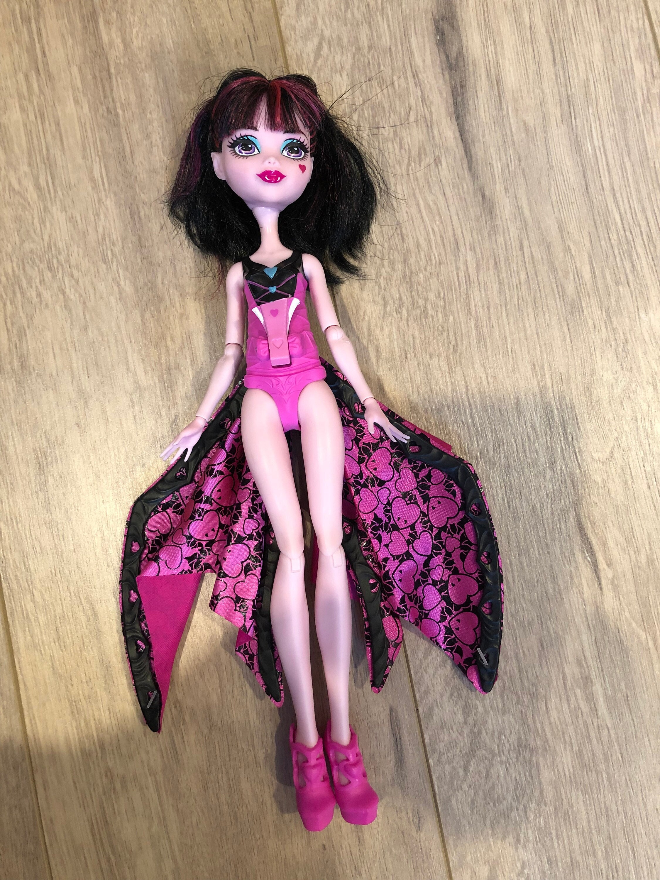 Monster High Ghoul-To-Bat Transformation Draculaura Doll 