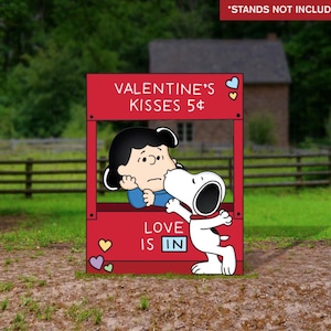 K&ouml;nnte beinhalten: Ein roter Valentinstag-Stand mit Lucy und Snoopy aus dem Peanuts-Comic. Auf dem Schild steht "VALENTINE'S KISSES 5&cent;" und "LOVE IS IN". Snoopy k&uuml;sst Lucy. Der Stand ist mit Herzen dekoriert.