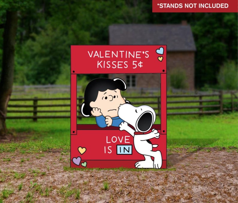 K&ouml;nnte beinhalten: Ein roter Valentinstag-Stand mit Lucy und Snoopy aus dem Peanuts-Comic. Auf dem Schild steht "VALENTINE'S KISSES 5&cent;" und "LOVE IS IN". Snoopy k&uuml;sst Lucy. Der Stand ist mit Herzen dekoriert.