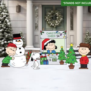 Könnte beinhalten: Festliche Weihnachtsdekoration für den Außenbereich mit Peanuts-Charakteren. Enthält einen Schneemann, Charlie Brown, Lucy, Snoopy und zwei Weihnachtsbäume. Ein Schild liest "Christmas Cheer 5¢" und "Santa is in."