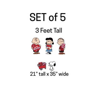 Op de afbeelding: Set van 5 Valentijnsdagdecoraties met Peanuts-personages. Inclusief Charlie Brown, Lucy, Linus, Snoopy en een rode wagen. De set is 91 cm hoog, de wagen is 53 cm hoog en 89 cm breed.