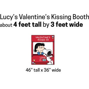 K&ouml;nnte beinhalten: Ein roter und wei&szlig;er Valentinstag-Kussstand mit Lucy und Snoopy aus dem Peanuts-Comic. Der Stand ist mit "Valentine's Kisses 5&cent;" und "Love is In" beschriftet. Der Stand ist etwa 117 cm hoch und 91 cm breit.
