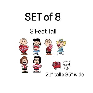 Op de afbeelding: Set van 8 Peanuts-personages, 91 cm hoog, met Valentijnsthema's. Elk personage houdt een hart of een Valentijnsgerelateerd item vast. De set is 53 cm hoog en 89 cm breed.