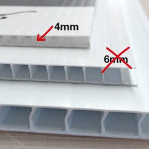 Op de afbeelding: Witte golfplastic platen van verschillende diktes. De bovenste plaat is 4 mm dik, met een zichtbare honingraatstructuur. De afbeelding toont een vergelijking van verschillende diktes, met 6 mm en 8 mm opties doorgestreept.