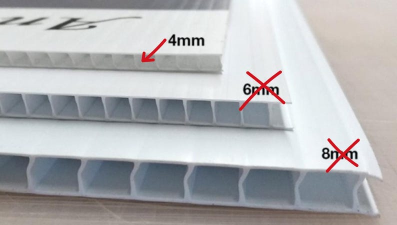 Op de afbeelding: Witte golfplastic platen van verschillende diktes. De bovenste plaat is 4 mm dik, met een zichtbare honingraatstructuur. De afbeelding toont een vergelijking van verschillende diktes, met 6 mm en 8 mm opties doorgestreept.