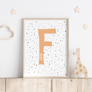 Impresión de iniciales con lunares, decoración para habitación infantil, arte mural con iniciales, decoración infantil, arte del alfabeto con monogramas, letra con iniciales con lunares