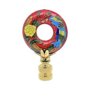 Puede incluir: Un remate de lámpara decorativo con un diseño circular rojo. El remate presenta una flor amarilla y un diseño de pájaro azul y amarillo. La base es dorada.