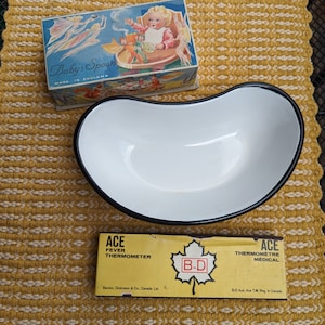 Puede incluir: Dos cajas de termómetros médicos. La caja de la izquierda es amarilla con texto negro y una hoja de arce roja con las letras B-D. La caja de la derecha es amarilla con texto negro y las palabras "ACE THERMOMETRE MEDICAL".