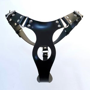 heavy rubber men&#39;s g-string with butt-plug holder, partywear fetish, gay harness