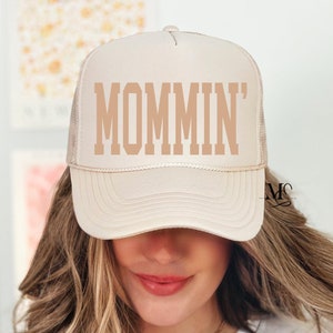 Mommin&#39; Trucker Hat, Foam Trucker Hat, Trending Trucker Hat For Women, Cowgirl Style Trucker Hat, Cute Mama Hat Trucker Style