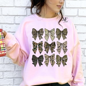Camo Coquette Bow Women's Crewneck Sweatshirt, Preppy Girly Coquette Sweatshirt, Bow Sweatshirt Trendy, Hunting Season Bow Sweater, Crewneck