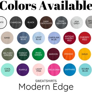 K&ouml;nnte beinhalten: Eine Farbkarte mit 24 verschiedenen Farben f&uuml;r Sweatshirts. Die Farben umfassen Wei&szlig;, Anthrazit, Schwarz, Dunkelbraun, Dunkelgrau meliert, Aschgrau, Sportgrau, Sand, Indigo, Hellblau, Carolina Blau, Antikes Kirschrot, Kirschrot, Milit&auml;rgr&uuml;n, Waldgr&uuml;n, Irischgr&uuml;n, Weinrot, Orange, Gold, Minzgr&uuml;n, Lila, Hellrosa, Heliconia, Saphir und Marineblau.