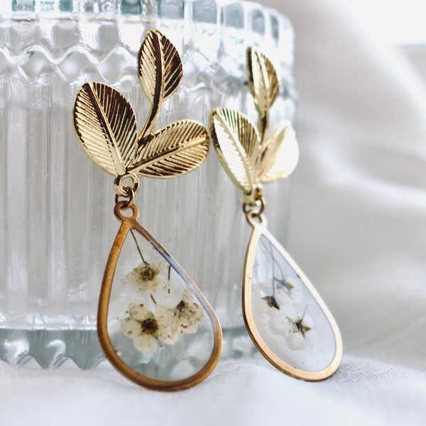 Boucles d'oreilles pendantes fleurs or et perle goutte de nacre style vintage romantic