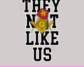 Könnte beinhalten: Auf hellgrauem Hintergrund befindet sich der Text "THEY NOT LIKE US" in fetten schwarzen Buchstaben. Ein Freimaurer-Emblem mit rotem Fez, goldenem Winkel und Zirkel sowie dem Buchstaben "G" ist zwischen den Wörtern zentriert. Darunter steht der Satz "SUBLIMATION PNG FILE | INSTANT DOWNLOAD".