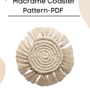 Pode incluir: Um descanso de copo de macram&eacute; branco com uma borda de franjas. O descanso de copo &eacute; redondo e tem um centro tecido. A imagem inclui o texto "Macrame Coaster Pattern-PDF".