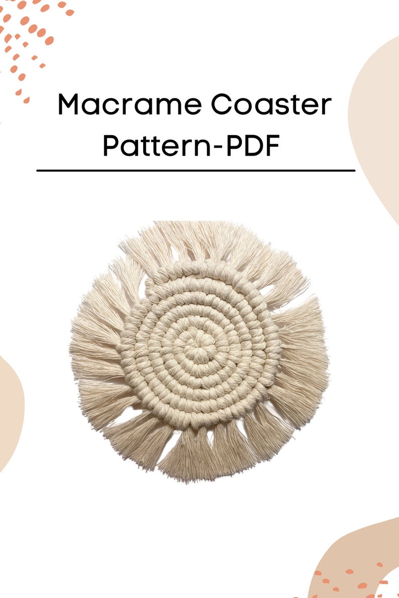 Pode incluir: Um descanso de copo de macram&eacute; branco com uma borda de franjas. O descanso de copo &eacute; redondo e tem um centro tecido. A imagem inclui o texto "Macrame Coaster Pattern-PDF".