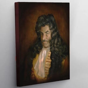 Puede incluir: Una pintura al óleo sobre lienzo que representa el retrato de una persona con cabello largo, oscuro y voluminoso, un bigote fino y una corbata blanca. El sujeto viste una chaqueta de color amarillo dorado con detalles horizontales.