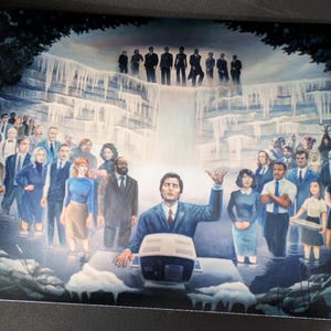 Puede incluir: Una pintura que representa a un grupo de personas de pie frente a una cascada. Las personas están vestidas con diferentes estilos de ropa, y algunas sostienen objetos. La pintura está ambientada en un paisaje nevado. La pintura es de estilo realista y presenta una variedad de colores.