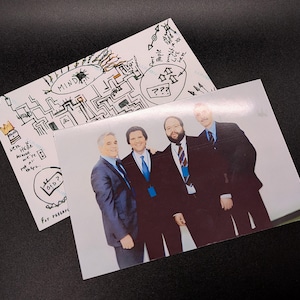 SEVERANCE Team Foto - Alte Version mit Peteys Karte auf der Rückseite - Movie Prop Replica - Hochgenau, handgemacht
