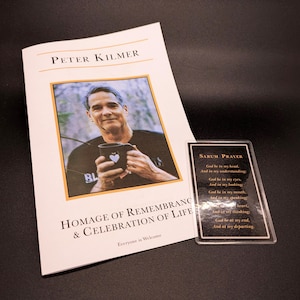 SEVERANCE Petey's Funeral Programm und Gebetskarte - Laminiertes Sarumgebet - Filmrequisite Replik - Hochgenau