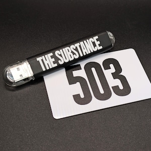THE SUBSTANCE: oplichtende usb-flashdrive, led-lichtstick en '503'-sleutelkaart