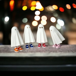 Cute Halloween Ghost with hidden feet, Poseable 3D Printed Ghost Decoration as seen on Tiktok with Hidden colored Feet / Zou Ghost