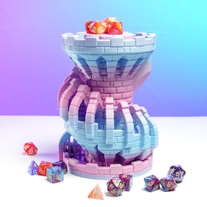 Könnte beinhalten: Ein rosa-blauer 3D-gedruckter Würfelturm in Form eines Schlossturms mit einem Spiraldesign. Der Turm ist mit bunten Würfeln gefüllt, darunter rote, orange, lila und blaue.