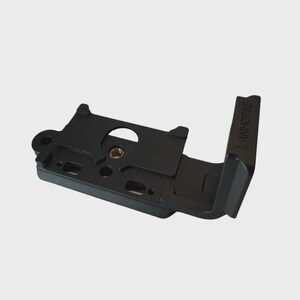 May include: A black metal camera accessory with the text "LANHORSE" printed on the side. The accessory has a variety of holes and slots, and a threaded insert. The item is designed to attach to a camera.