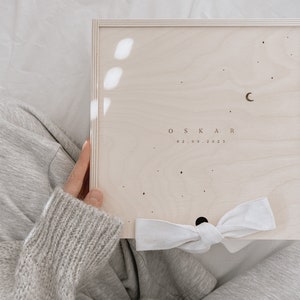 Gravierte Holzbox personalisiert mit Name – Taufgeschenk Junge – Mond und Sterne – Erinnerungsbox Birkenholz mit Schleife