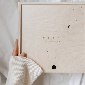 Holzgeschenkbox Baby personalisiert – Babyparty Geschenk Junge – Sternenmotiv graviert – Erinnerungsbox mit Name und Geburtsdatum – natürliches Holz