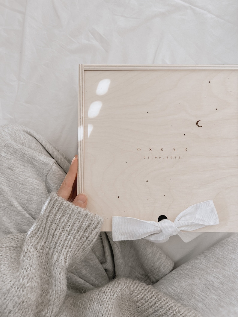 Gravierte Holzbox personalisiert mit Name – Taufgeschenk Junge – Mond und Sterne – Erinnerungsbox Birkenholz mit Schleife