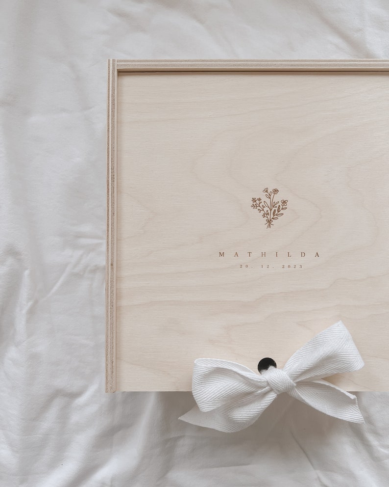 Geschenk für Eltern zur Geburt – personalisierte Holzbox mit Kindername – Blume Gravur – Erinnerungsbox Birkenholz