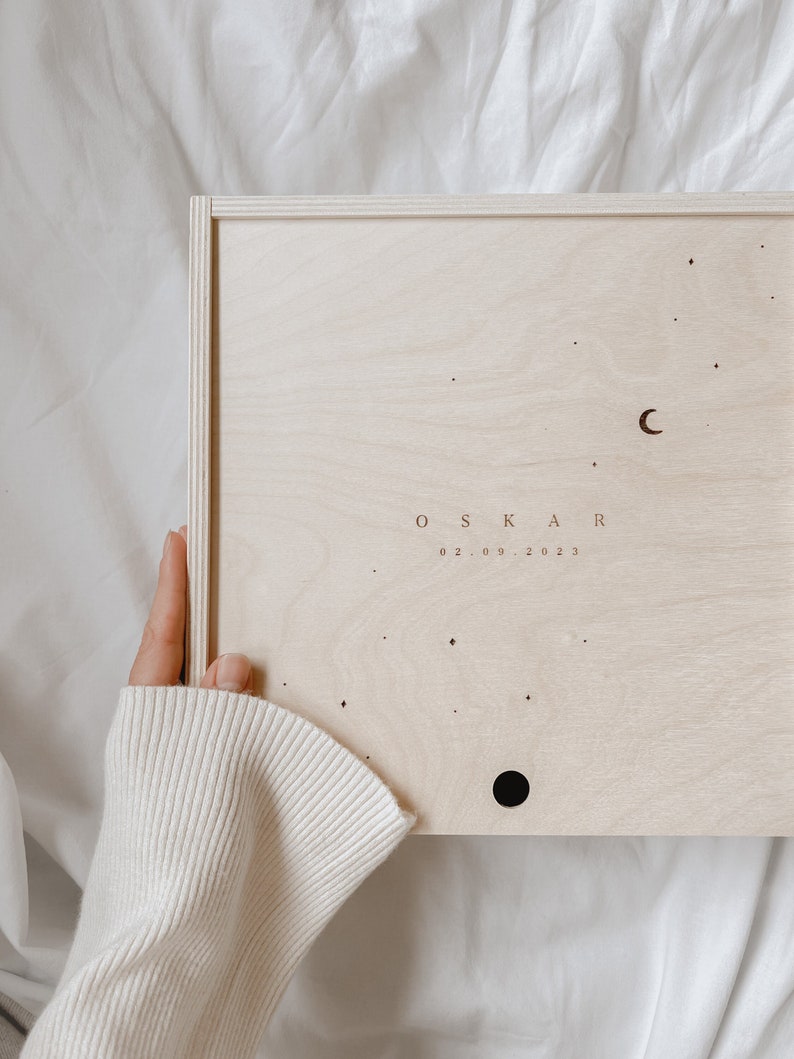 Holzgeschenkbox Baby personalisiert – Babyparty Geschenk Junge – Sternenmotiv graviert – Erinnerungsbox mit Name und Geburtsdatum – natürliches Holz