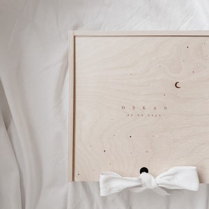 Personalisierte Erinnerungsbox Holz – Patengeschenk zur Geburt – Mond und Sterne geavur – Holzkiste mit Name Datum und Leinenschleife