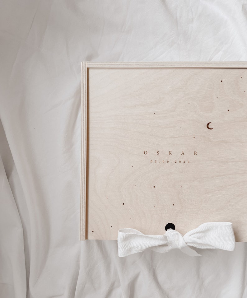 Personalisierte Erinnerungsbox Holz – Patengeschenk zur Geburt – Mond und Sterne geavur – Holzkiste mit Name Datum und Leinenschleife