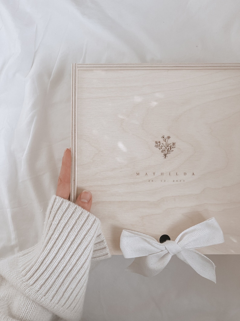 Personalisierte Holzbox zur Geburt – Geschenk Neugeborenes mit Name und Datum graviert – Blumengravur Birkenholz
