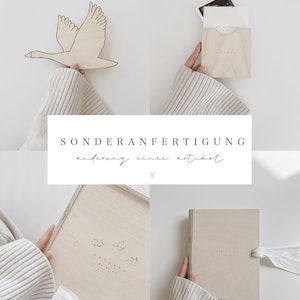 Könnte beinhalten: Eine Wanddekoration aus Holz in Form eines Schwans und mehrere Holzkisten. Die Kisten haben eingravierte Designs und Text. Eine Kiste ist geöffnet und zeigt eine weiße Schleife. Der Text auf dem Bild lautet "SONDERANFERTIGUNG änderung eines artikel."