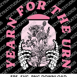 Op de afbeelding: Een roze pot met aan elke kant een skelethand die de pot vasthoudt. De pot is gevuld met zwart-witte bloemillustraties. De tekst "Yearn For Burn" is in roze letters rond de pot geschreven.