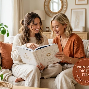 Könnte beinhalten: Ein weißes Hardcover-Buch mit dem Titel Alma's Celestial Journey und goldenen Himmelsillustrationen auf dem Einband. Das Buch zeigt ein Sonnenmotiv und komplexe Sternenmuster und wird als druckbarer digitaler Artikel angeboten.