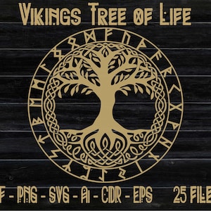 Op de afbeelding: Een goudkleurig Viking Tree of Life-ontwerp met een cirkel van runen rond de boom. Het ontwerp is op een zwarte houten achtergrond.