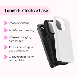 Puede incluir: Un juego de fundas protectoras para tel&eacute;fonos en blanco y negro. La imagen incluye el texto "Tough Protective Case" y enumera caracter&iacute;sticas como resistencia a impactos, revestimiento antiara&ntilde;azos, compatibilidad con carga inal&aacute;mbrica y puertos claros.
