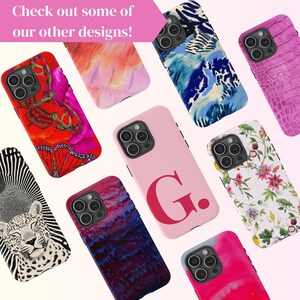 Puede incluir: Una colecci&oacute;n de fundas para tel&eacute;fonos con varios dise&ntilde;os. Las fundas presentan patrones como una mariposa, flores, estampados de animales y arte abstracto. Una funda es rosa con la letra "G". El texto "Check out some of our other designs!" est&aacute; en la esquina superior izquierda.