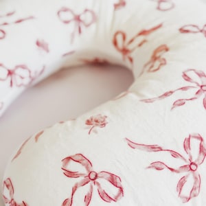 Coquette Minky Boppy Stillkissen Bezug | Rosa Schleife Baby Kissenbezug | Weiche Girly Ästhetik für Mütter & Babypartygeschenk