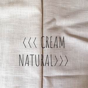 K&ouml;nnte beinhalten: Zwei Stoffmuster, eines cremefarben und eines naturfarben, nebeneinander. Der Stoff hat eine dezente gewebte Struktur. Der Text "<<< CREME NAT&Uuml;RLICH >>>" ist auf den Stoff gedruckt.