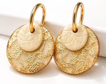 Brincos pendentes com folha de ouro, brincos de argila polimérica, brincos redondos minimalistas, joias neutras bege, presente leve feito à mão para ela.
