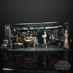 Può includere: Un set di gioco a tema Star Wars con personaggi del film, tra cui Luke Skywalker, Han Solo, Chewbacca, R2-D2 e C-3PO. Il set di gioco è progettato per le action figure della serie Black Series e include un interno dettagliato con una finestra rotonda e un pannello di controllo.
