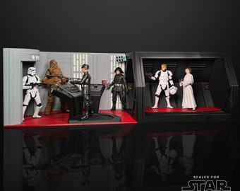 Puede incluir: Un set de juego de figuras de acción de Star Wars The Black Series que presenta un interior de nave espacial negro y gris con un panel de control, un piso rojo y seis figuras: un stormtrooper blanco, un wookiee marrón, un oficial vestido de negro, un oficial imperial vestido de negro, un stormtrooper blanco y una figura femenina vestida de blanco. El set de juego está a escala para las figuras de acción de Star Wars The Black Series.