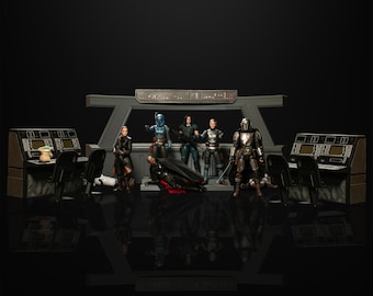 Puede incluir: Un grupo de figuras de acción de Star Wars, incluyendo The Mandalorian, Cara Dune y Grogu, están representados en una escena de la serie de Disney+ The Mandalorian. Las figuras están de pie frente a un panel de control con una pantalla que dice "The Mandalorian".