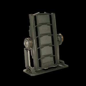 Puede incluir: Un soporte de metal negro con una serie de paneles rectangulares. El soporte tiene una base con una superficie texturizada y dos ruedas a cada lado.